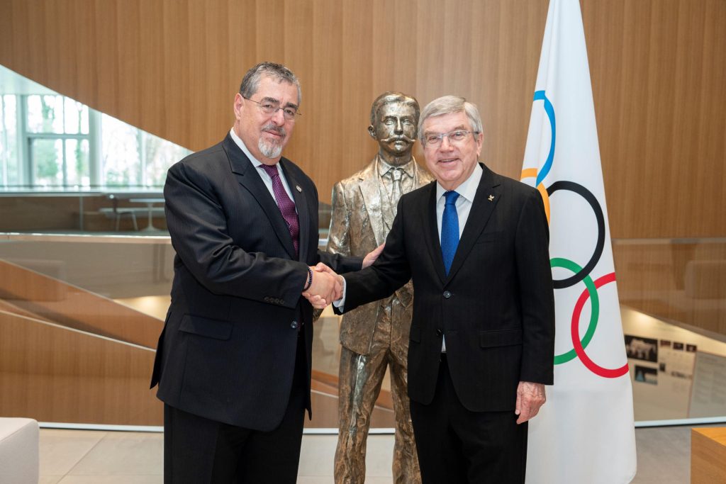 Presidente Arévalo con el presidente del COI. / Foto: EFE.