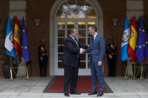 Presidente Bernardo Arévalo siendo recibido por el presidente de España, Pedro Sánchez. / Foto: EFE.